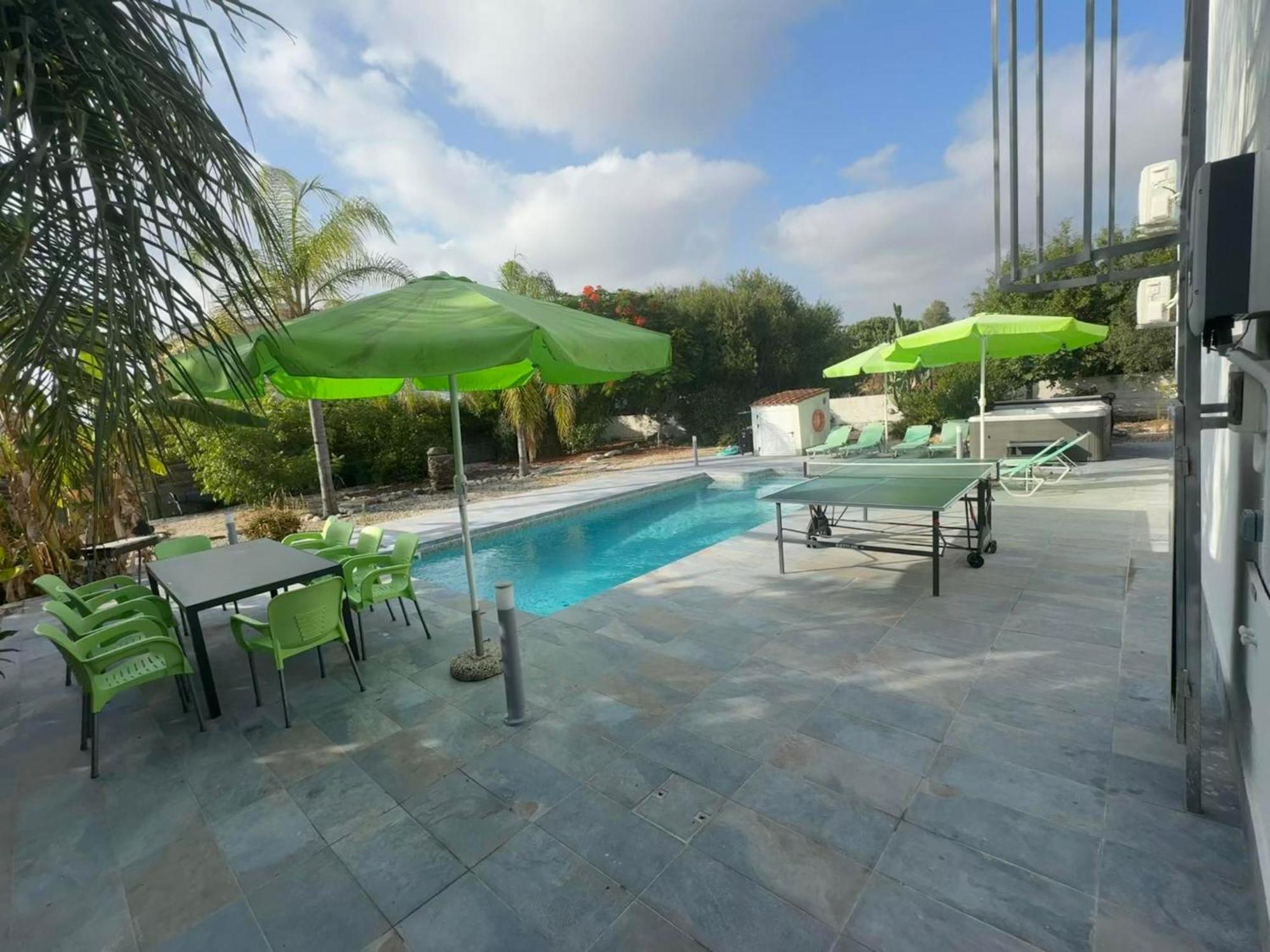 Villa Coralia Gardens 1Km From Coral Bay Beach Esterno foto